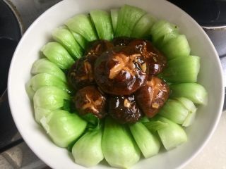 11、蚝油香菇青菜,香菇先捡出摆盘