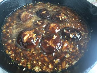 10、蚝油香菇青菜,小火炖煮五分钟至香菇入味，香菇捡出摆盘，大火收汁到自己喜欢的程度即可