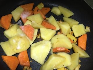 1、新疆辣辣地大盘鸡,再放土豆炒一下