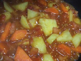 2、新疆辣辣地大盘鸡,最后放番茄翻炒至出水 加一点糖