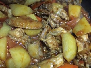 3、新疆辣辣地大盘鸡,再放入鸡块 酱油 辣椒酱翻炒