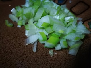 2、厨房挑战＋荤菜～肉饼子蒸蛋,大葱切成葱花