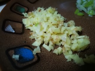 3、厨房挑战＋荤菜～肉饼子蒸蛋,姜切成末