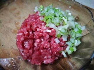 4、厨房挑战＋荤菜～肉饼子蒸蛋,肉馅中加入葱花