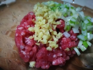 5、厨房挑战＋荤菜～肉饼子蒸蛋,加入姜末