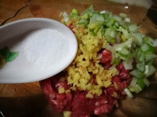 6、厨房挑战＋荤菜～肉饼子蒸蛋,加入适量盐