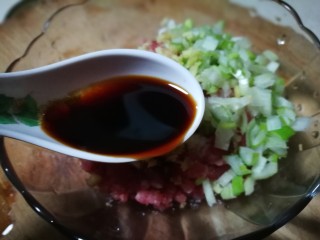 7、厨房挑战＋荤菜～肉饼子蒸蛋,加入生抽