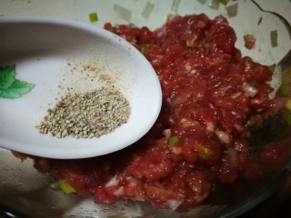 8、厨房挑战＋荤菜～肉饼子蒸蛋,加入胡椒粉