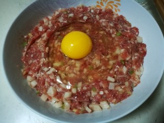11、厨房挑战＋荤菜～肉饼子蒸蛋,鸡蛋打在肉馅中央