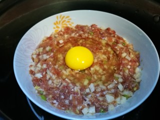 12、厨房挑战＋荤菜～肉饼子蒸蛋,将鸡蛋打入肉馅中央 入锅蒸制一刻钟左右