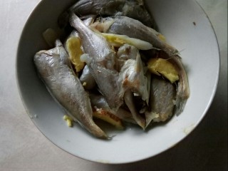 1、椒香小黄鱼,小黄鱼去头，去内脏，洗净，用盐、白酒、葱姜码味。