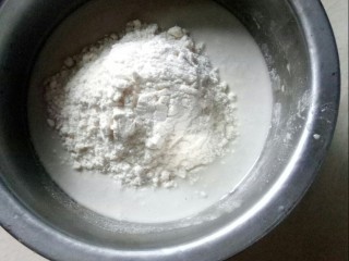 2、椒香小黄鱼,红苕淀粉和面粉混合。