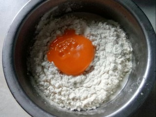 3、椒香小黄鱼,加入一个蛋黄。