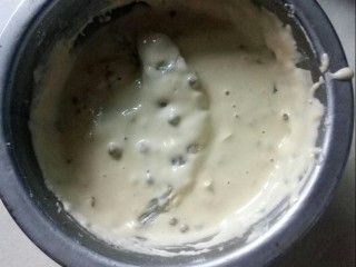 5、椒香小黄鱼,将小黄鱼裹上面糊。