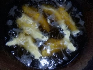 6、椒香小黄鱼,放入油锅中，小火炸鱼。