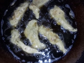 7、椒香小黄鱼,炸至变色，捞出。