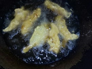 8、椒香小黄鱼,滤油后，大火，高油温，炸一下。