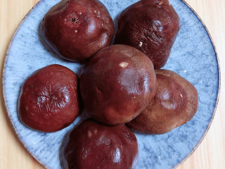 2、清炒菜心,准备好香菇，洗净待用。