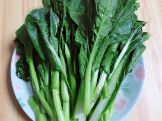 3、清炒菜心,将茎部粗一点的菜心剖成两半，这样易入味。