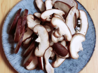 4、清炒菜心,香菇切片儿待用。