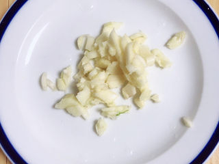 5、清炒菜心,准备好蒜末。