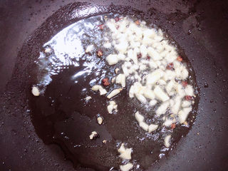 8、清炒菜心,放入蒜末爆香。