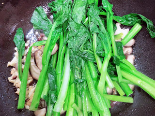 10、清炒菜心,加入菜心翻炒均匀。