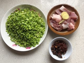 2、蒜苔炒肉沫,肉切小块，豆瓣酱和豆豉备好