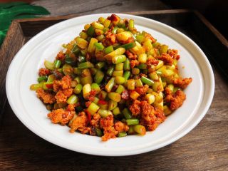 11、蒜苔炒肉沫,香喷喷的蒜苔炒肉沫就做好啦！