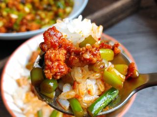 16、蒜苔炒肉沫,简单吧？动手做起来