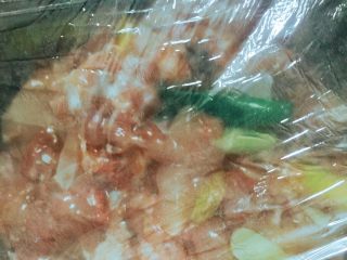 1、辣子兔丁,????第一步:腌制兔丁。准备葱姜蒜切片，大料。加入料酒、老抽、生抽、黄酒、盐、花椒腌制。我腌制了半个小时，时间越久越好。量都是看心情，哈哈????根据兔丁的量加入