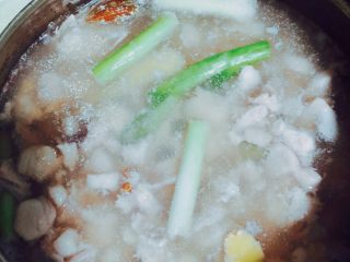 2、辣子兔丁,????第二步:过水。水煮沸加入葱姜，放兔丁。