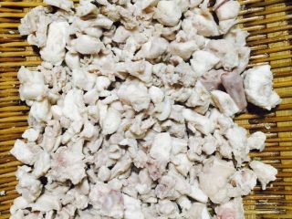 3、辣子兔丁,????第三步：煮成白色肉质倒出，沥水捞出葱姜蒜和大料。