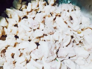 4、辣子兔丁,????第四步：与淀粉拌匀。