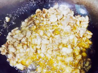 5、辣子兔丁,????第五步：油烧至七成熟，倒入兔丁炸至金黄色捞出备用。