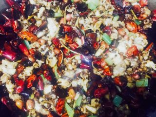 6、辣子兔丁,????第六步：放入备好的干辣椒 花椒 葱姜蒜切丝 茴香 大料 八角等爆香 ➕入兔丁翻炒 依次放入莴笋丁和用微波炉烤好的花生米爆香➕入白糖 老抽 味精 盐巴 鸡精调味 