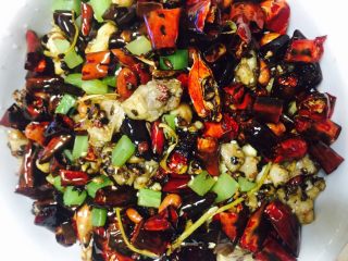 7、辣子兔丁,????第七步：起锅。加入芝麻翻炒即刻起锅