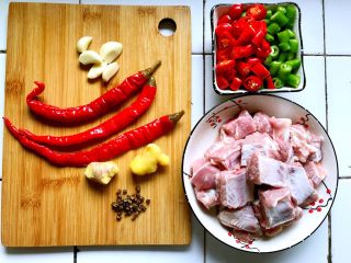 1、双椒排骨,准备材料