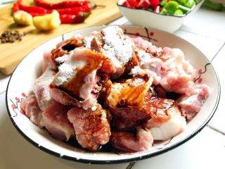 2、双椒排骨,排骨加盐，少许料酒，老抽，淀粉码拌入味