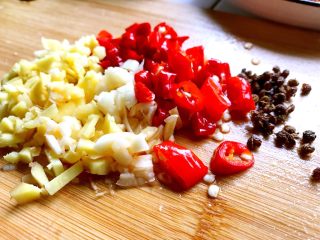 3、双椒排骨,蒜，泡椒，泡姜，老姜切末