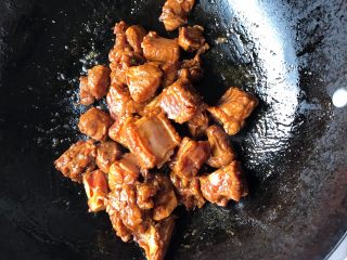 4、双椒排骨,锅中下红油，烧三成热，下码拌入味的排骨翻炒