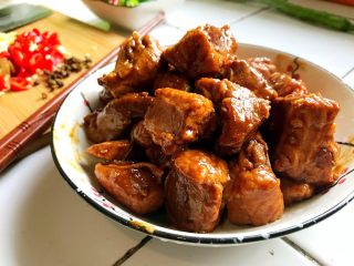 5、双椒排骨,排骨炒至滑散捞起，沥干余油