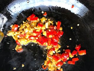 6、双椒排骨,锅中放入泡姜末，姜末，泡椒末，蒜末，花椒。炒至出香