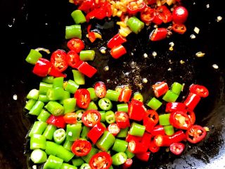 7、双椒排骨,加入青椒红椒