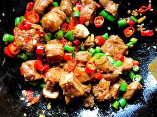 8、双椒排骨,加入排骨，炒匀出香