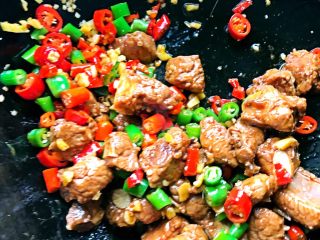 9、双椒排骨,炒匀熟后加味精，料酒，香油，白糖。