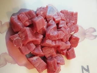 2、麻辣牙签牛肉,然后切成那么大的块