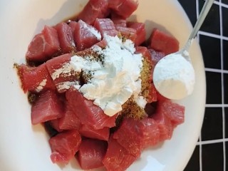3、麻辣牙签牛肉,加一勺料酒，适量老抽，一勺海鲜酱油，一勺孜然粉，两勺淀粉