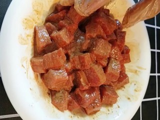 4、麻辣牙签牛肉,抓拌均匀腌制二十分钟