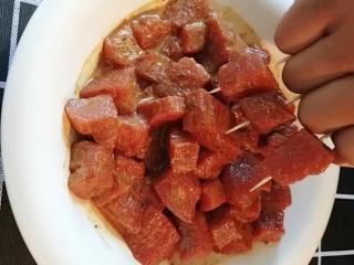 5、麻辣牙签牛肉,腌好后用牙签穿好